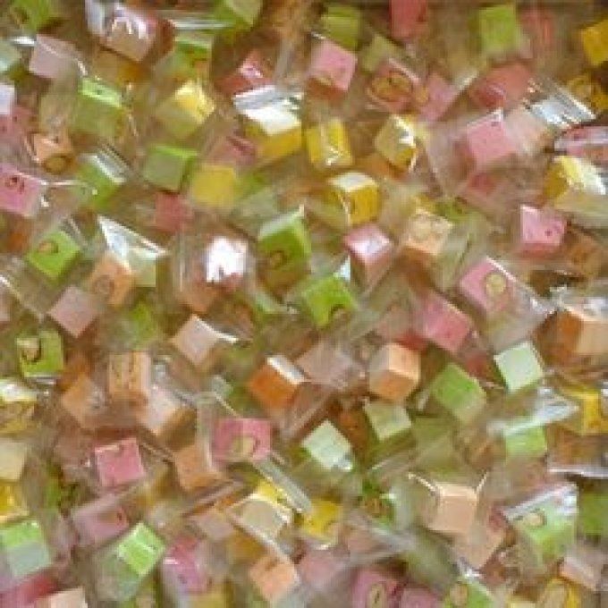 Petits cubes de nougat COLORÉS et PARFUMÉS vendu par 10