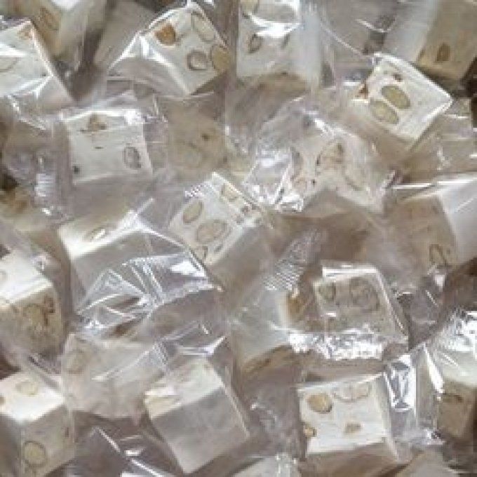  Gros cubes de nougat tendre aux amandes vendu par 5  